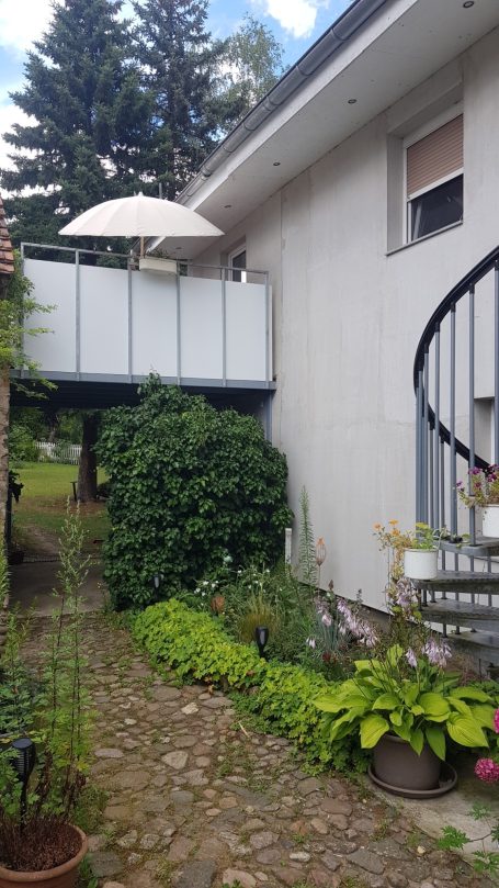 Seitlicher Blick auf die Ferienwohnung Geltow mit Wendeltreppe