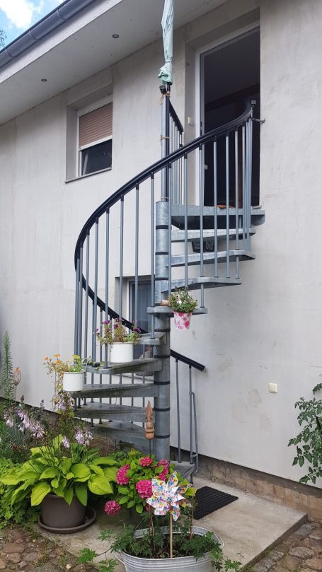 Wendeltreppe zur Terrasse der Ferienwohnung Geltow