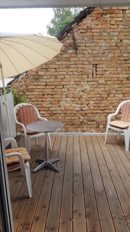 Terrasse mit Sitzgelegenheiten in der Ferienwohnung Geltow